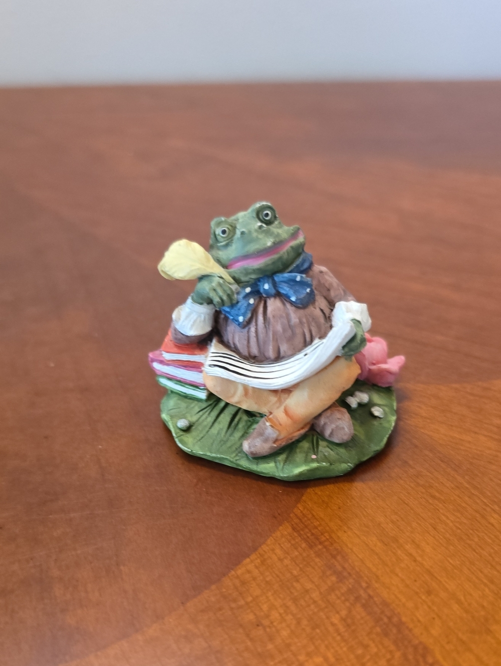 Decorative Frog Reading Figurine – Multicolor